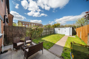 Spacious 3 bed house w/ garden, parking, WiFi, TV